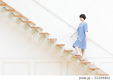 階段 を 上る