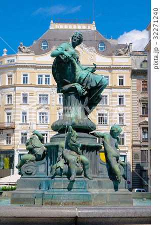 Donnerbrunnen Donnerbrunnen 32271240