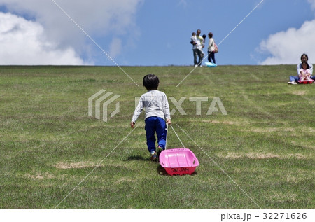 夏の高原でそり遊びをする子供たち 32271626