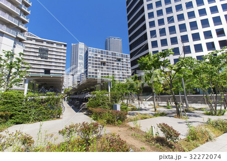 タワーマンションと青空 タワーマンションと青空 32272074