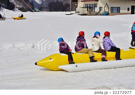 雪上のバナナボートに乗る人たち 雪上のバナナボートに乗る人たち 32272077