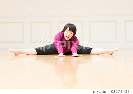 開脚前屈をする若い女性 32272432