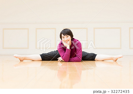 開脚前屈をする若い女性の写真素材 開脚前屈をする若い女性の写真素材