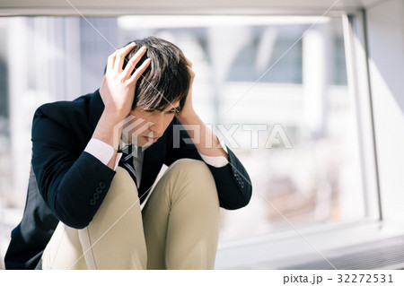 悩むビジネスマン 32272531