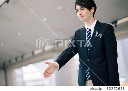 握手するビジネスパーソン 32272658