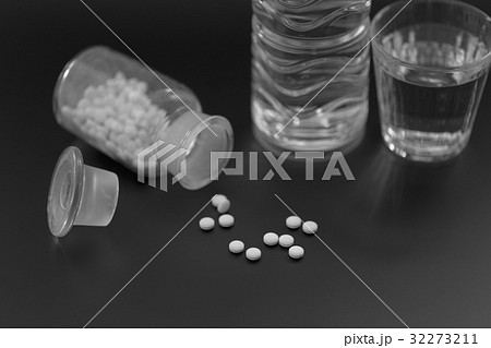 医療イメージ　ピルケース　服薬管理　誤飲防止　モノクロver 32273211