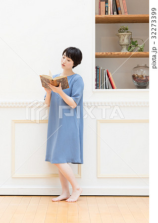 本を読む若い女性 本を読む若い女性 32273399