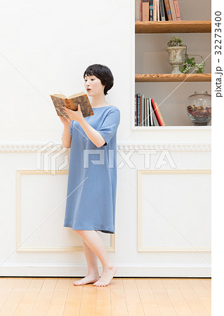 本を読む若い女性 本を読む若い女性 32273400