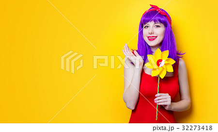 girl with pinwheel toy 32273418