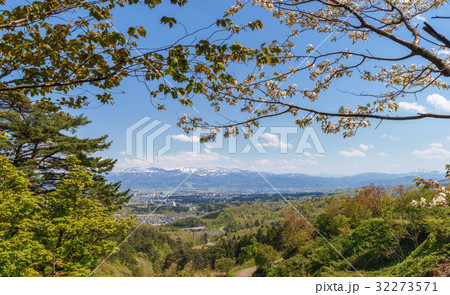 春日山城跡 本丸天守台跡から望む風景 春日山城跡 本丸天守台跡から望む風景 32273571