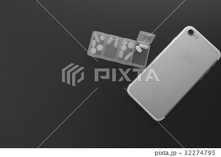 医療イメージ ピルケースとスマホ アプリで服薬管理 モノクロver 医療イメージ ピルケースとスマホ アプリで服薬管理 モノクロver 32274795