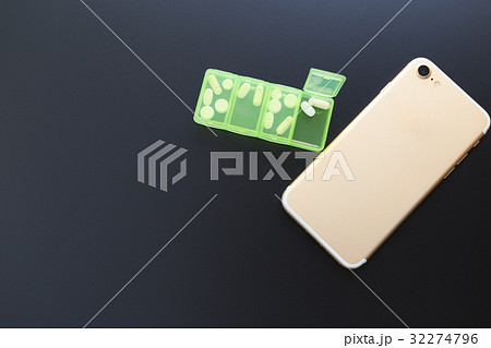 医療イメージ ピルケースとスマホ アプリで服薬管理 カラーver 医療イメージ ピルケースとスマホ アプリで服薬管理 カラーver 32274796