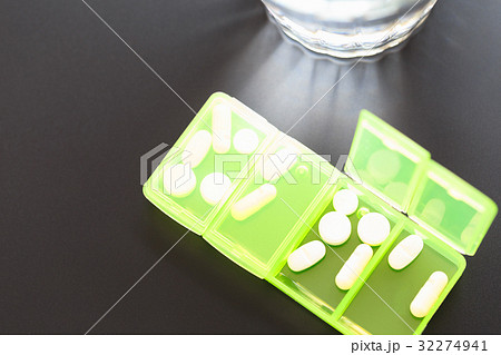 医療イメージ　ピルケース　服薬管理　誤飲防止　カラーver 32274941