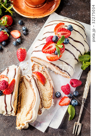Fresh braided bread Fresh braided bread 32275034