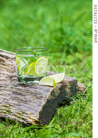 Glass of water with mint and lime Glass of water with mint and lime 32276150