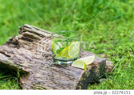 Glass of water with mint and lime 32276151