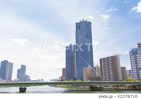 川沿いのタワーマンション群と青空 32276710