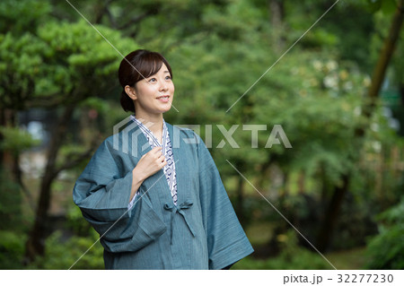 浴衣 温泉 旅行 庭園 ミドル 女性 イメージ 32277230