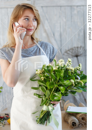 Florist girl talking on phone 32277315