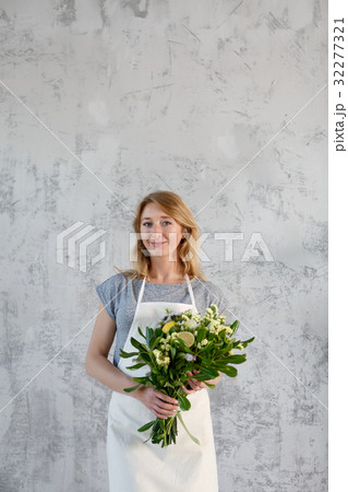 Photo of florist with bouquet Photo of florist with bouquet 32277321