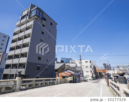 名古屋市西区都市風景 五條橋から円頓寺商店街シンボルアーチを望む 名古屋市西区都市風景 五條橋から円頓寺商店街シンボルアーチを望む 32277329