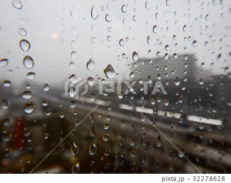 窓の水滴 32278628