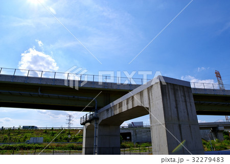 圏央道桶川北本インター 上尾道路から見上げる誘導路と本線　逆光 32279483