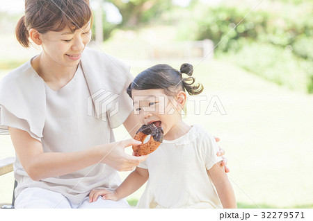 おやつ 食べさせる 親子 母娘 おやつ 食べさせる 親子 母娘 32279571