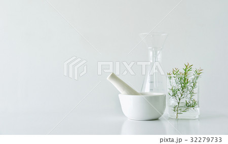 Natural organic botany and scientific glassware. 32279733