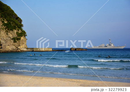 伊豆半島　イージス艦・マスティン 停泊　多々戸浜 海水浴場 （静岡県 南伊豆） 32279923