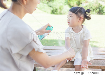 虫除け対策　母娘　親子　 32280038