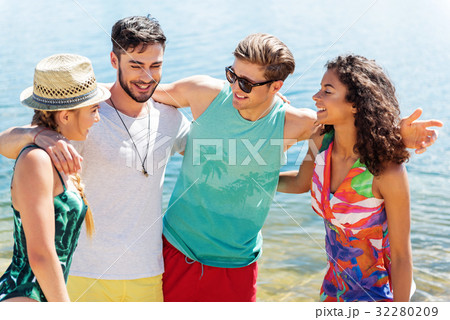 Joyful women and guys enjoying their rest on beach 32280209