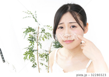 肌荒れを気にする女性 32280323
