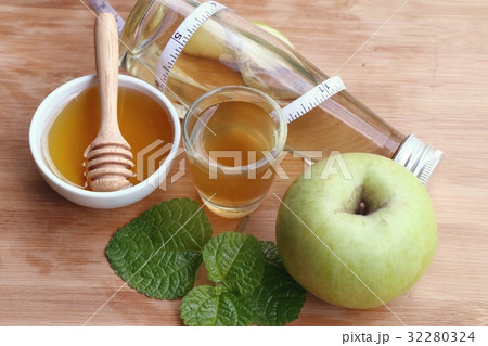 apple cider vinegar with honey 32280324