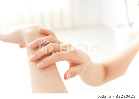 クリームを塗る若い日本人の女性 クリームを塗る若い日本人の女性 32280425