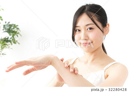 クリームを塗る若い日本人の女性 32280428