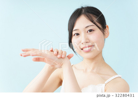 クリームを塗る若い日本人の女性 32280431