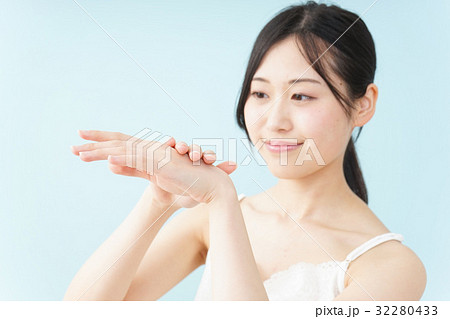 クリームを塗る若い日本人の女性 32280433