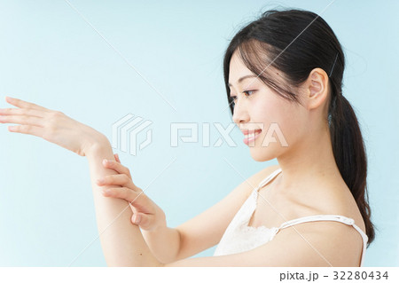 クリームを塗る若い日本人の女性 32280434