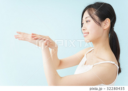 クリームを塗る若い日本人の女性 32280435
