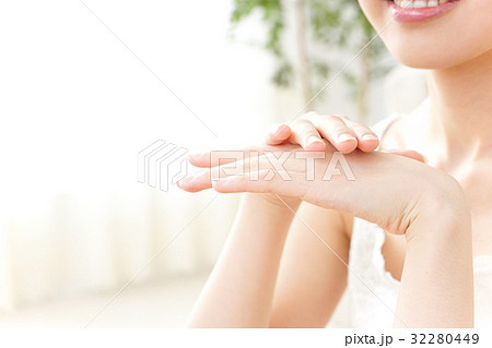 クリームを塗る若い日本人の女性 32280449