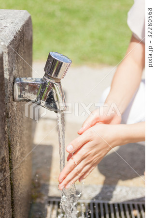 水道水　水　洗う 32280568