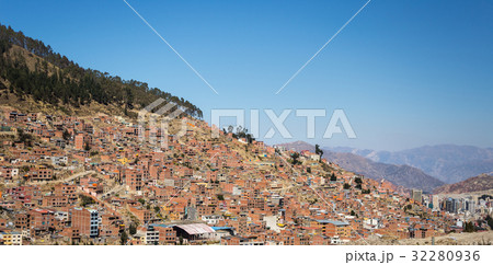 Cityscape of La Paz from El Alto, Bolivia 32280936