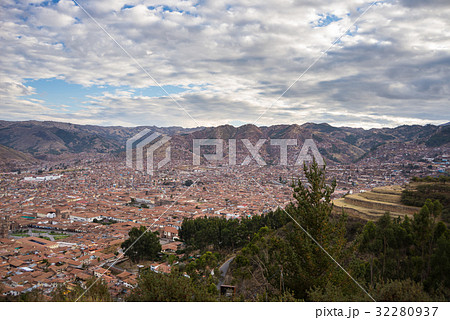 Expansive cityscape of Cusco town 32280937