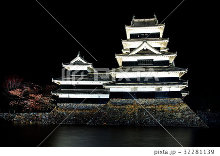 松本城 (烏城) 天守閣 内堀側 夜景ライトアップ ( 長野県 松本市 丸の内 ) 松本城 (烏城) 天守閣 内堀側 夜景ライトアップ ( 長野県 松本市 丸の内 ) 32281139