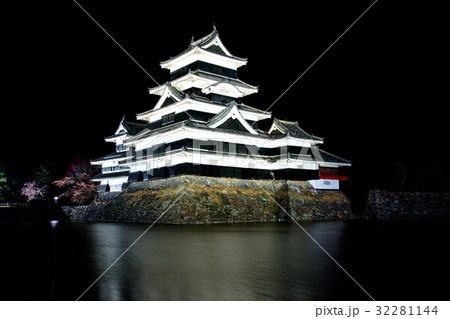 松本城 （烏城） 天守閣　内堀側　夜景ライトアップ （ 長野県 松本市 丸の内 ） 32281144