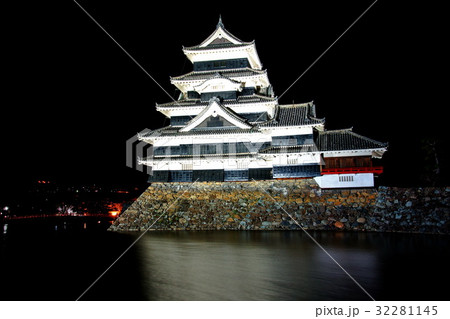 松本城 (烏城) 天守閣 内堀側 夜景ライトアップ ( 長野県 松本市 丸の内 ) 松本城 (烏城) 天守閣 内堀側 夜景ライトアップ ( 長野県 松本市 丸の内 ) 32281145