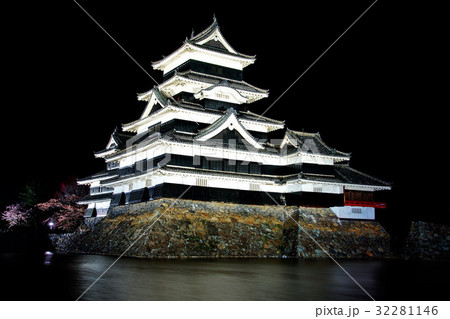 松本城 (烏城) 天守閣 内堀側 夜景ライトアップ ( 長野県 松本市 丸の内 ) 松本城 (烏城) 天守閣 内堀側 夜景ライトアップ ( 長野県 松本市 丸の内 ) 32281146