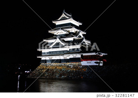 松本城 （烏城） 天守閣　内堀側　夜景ライトアップ （ 長野県 松本市 丸の内 ） 32281147