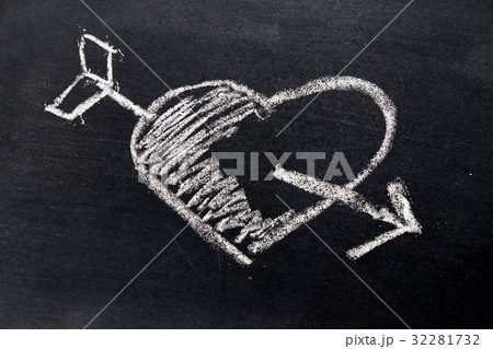 White chalk drawing in heart with arrow shape 32281732